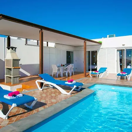 Playa Blanca Sleeps 6 Air Con Wifi Willa