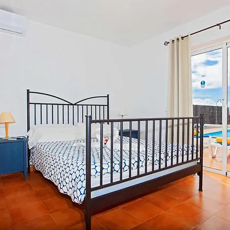 Playa Blanca Sleeps 6 Air Con Wifi Willa